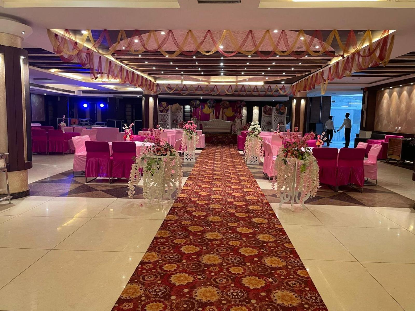 Hotel Paras Dera Bassi Buitenkant foto